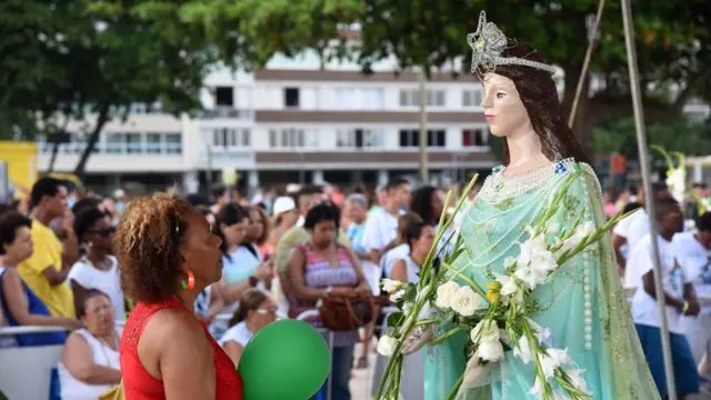 Mulher negra observa estátuatem como fazer aposta da lotofacil pela internetIemanjá