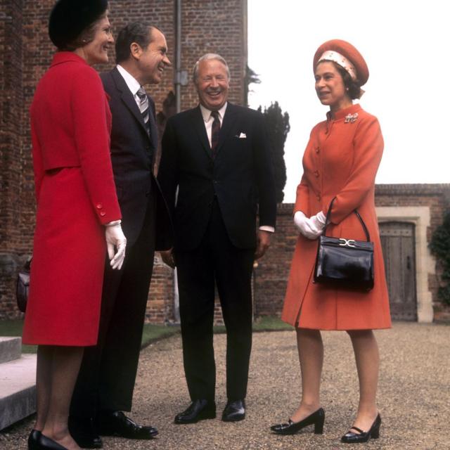 A rainha Elizabeth 2ª com o então primeiro-ministro, Edward Heath (segundo à direita), o presidente americano, Richard Nixon, e sua esposa, Pat Nixon, em Chequers, em Buckinghamshire