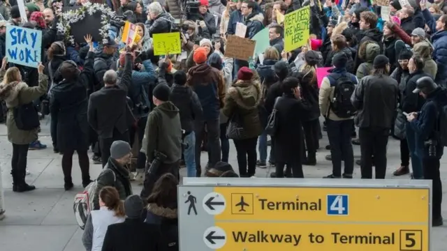 राष्ट्रपति ट्रंप के आदेश के विरोध में जे एफ़ के एयरपोर्ट पर जमा हुए प्रदर्शनकारी