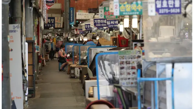 저녁 모임 2인 이하 제한 등 4단계 거리두기가 시행 중인 가운데 25일 서울 광장시장이 한산한 모습을 보이고 있다