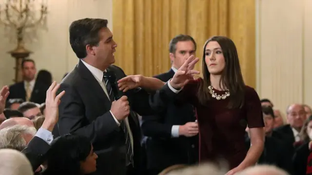 CNN Beyaz Saray muhabiri Jim Acosta basın toplantısında art arda birkaç soru sormak isteyince, görevli Acosta'nın elinden mikrofonu almaya çalışmıştı.