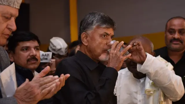 చంద్రబాబుకు నిమ్మరసం ఇచ్చి దీక్ష విరమింపజేస్తున్న దేవెగౌడ