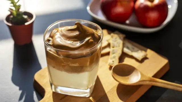 Взрывной рост популярности ностальгического для корейцев рецепта холодного дальгона-кофе связан с социальным дистанцированием и самоизоляцией