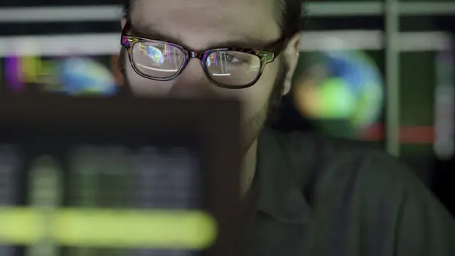 Adolescente estudiando en la computadora