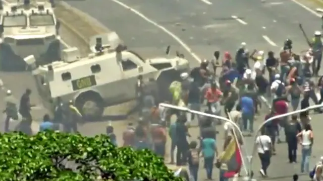 一輛裝甲車一度衝向人群