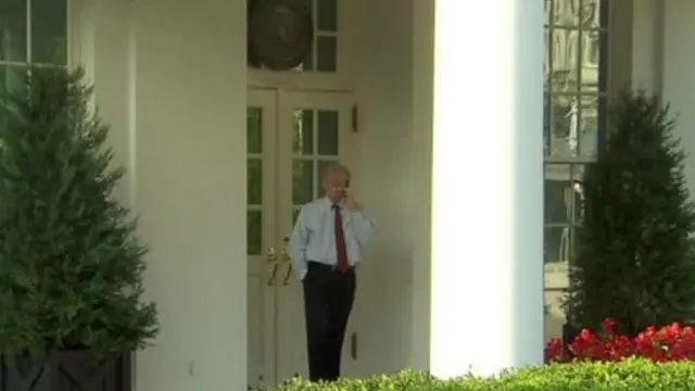 John Bolton Ağ Evin qarşısında
