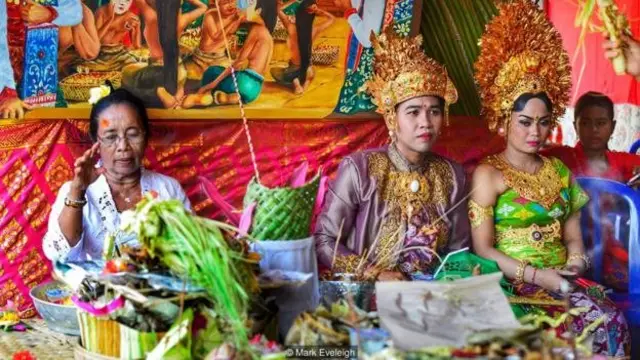 Di pedesaan Bali, diyakini hampir separuh dari pemasukan keluarga dihabiskan untuk upacara di pura.