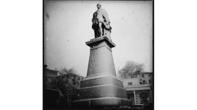 قواعد التماثيل بعدسات الجمهور