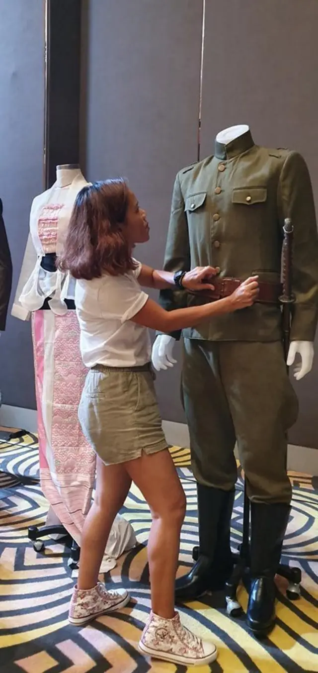 ဒေါ်ခင်ကြည်နဲ့ ဗိုလ်ချုပ်တို့ မင်္ဂလာ ဝတ်စုံတွေကို ပြင်ဆင်နေတဲ့ ဒီဇိုင်နာ သွင်စုထွေး