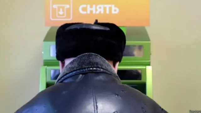 у банкомата