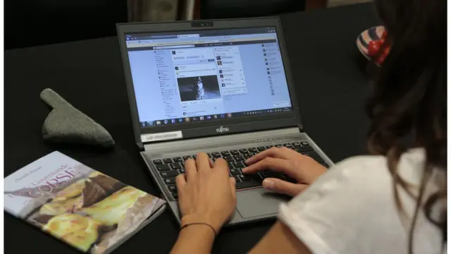 د نجونو په نامه فېسبوکپاڼې