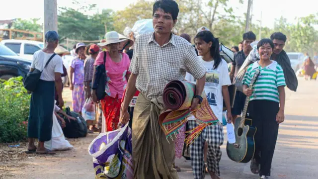 ၂၀၂၄ ခုနှစ် မြဝတီတိုက်ပွဲတုန်းက ထိုင်းနိုင်ငံ၊ မဲဆောက်ကို ထွက်ပြေးခဲ့ရတဲ့ မြန်မာစစ်ဘေးရှောင်တွေမြင်ကွင်း