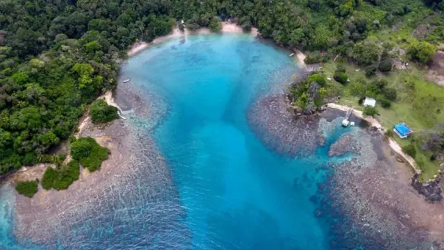 Vista aérea do mar azul