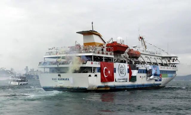 Filistin yanlısı eylemleri ve Gazze’ye insani yardım malzemelerini taşıyan Türk yolcu gemisi Mavi Marmara, 22 Mayıs 2010 tarihinde İstanbul’daki Sarayburnu Limanı’ndan yola çıktı. Geminin üzerinde Türk ve Filistin bayrakları görülüyor.
