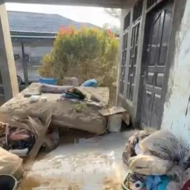 Kondisi rumah Rindu usai banjir merendam rumahnya di Aceh Tamiang.