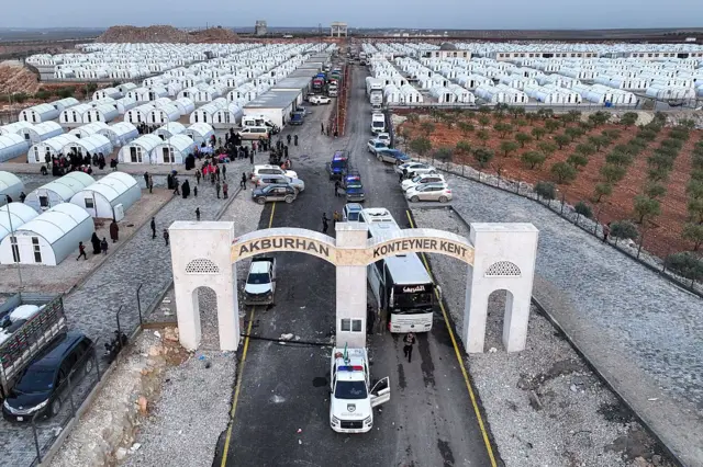 Akburhan Kampı'nın tepeden görüntüsünde yüzlerce konteyner görünüyor.