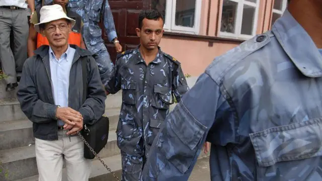 হাতকড়া আর শিকল পড়া অবস্থায় অনেক দেশের জেল পালানো আসামী চার্লস শোভরাজ