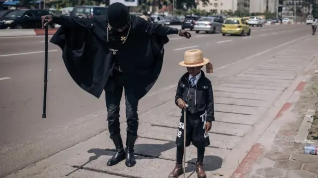 Umu-sapeur w'umugabo n'umu-sapeur w'umwana w'umuhungu bo muri DR Congo