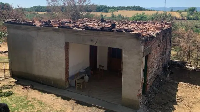 Остаци куће после пожара у селу Тмане 