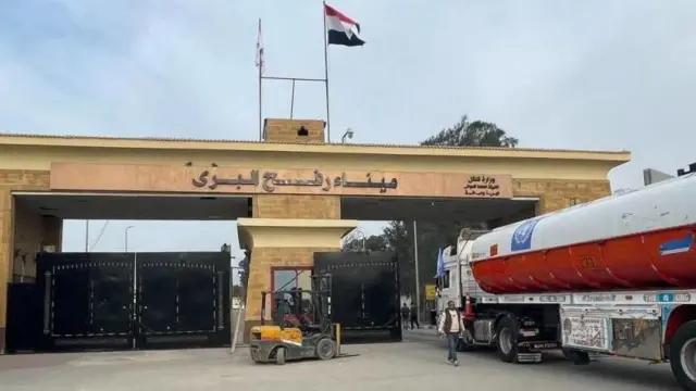 حرب غزة: لماذا يتعثر وصول المساعدات الإنسانية إلى القطاع وما أهم الممرات  المستخدمة؟ - BBC News عربي