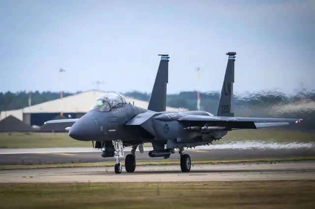 Un avión McDonnell Douglas F-15E Strike Eagle de la USAF se desplaza por la pista en la base aérea de RAF Lakenheath el 22 de julio de 2025 en Lakenheath, Reino Unido.