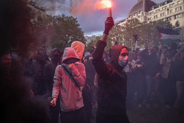 ये तस्वीर पेरिस की है. पेरिस में हुए प्रदर्शनों में पुलिस और प्रदर्शनकारियों के बीच झड़पें भी हुई हैं.