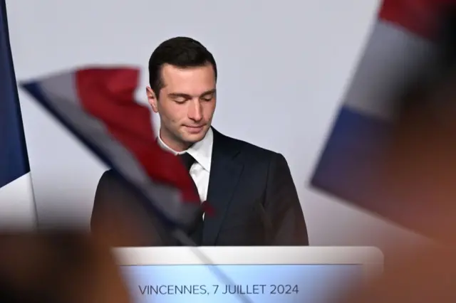 Jordan Bardella, Vorsitzender der RN-Partei, spricht nach Teilergebnissen der zweiten Runde der französischen Parlamentswahl am 7. Juli 2024 in Vincennes, Frankreich