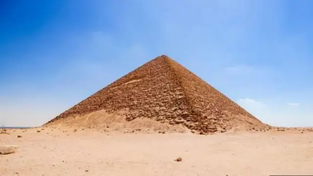 Ƙwararrun injiniyoyin Sarki Sneferu sun yi nasarar gina hubbarensa a siffar dala - wadda ake kira Jar Dala da ke yankin Dahshur.