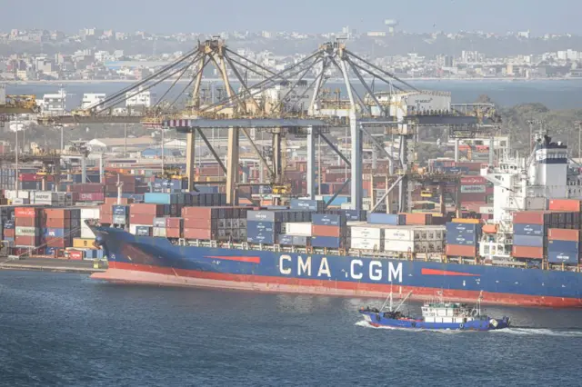 Vue générale d'un porte-conteneurs au port de Dakar, le 23 janvier 2025.