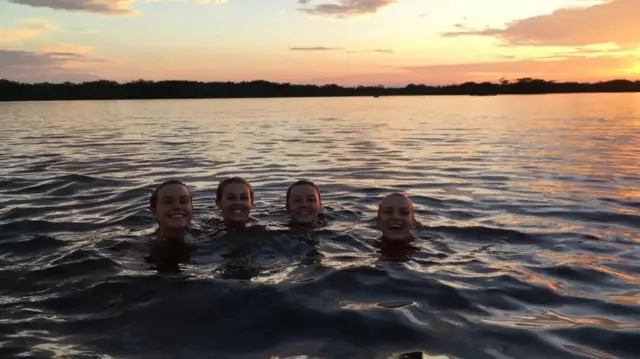 پزشکان بر این باورند که وضعیت چشم الی ناشی از عفونتی بود که او هنگام شنا در آمازون به آن گرفتار شد