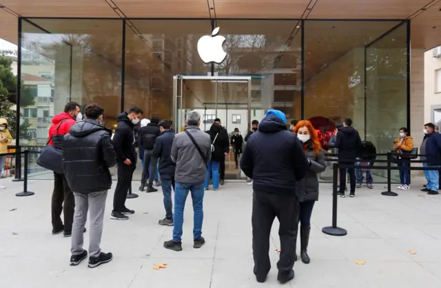 2021 Kasım ayında Apple mağazası önündeki kuyruk