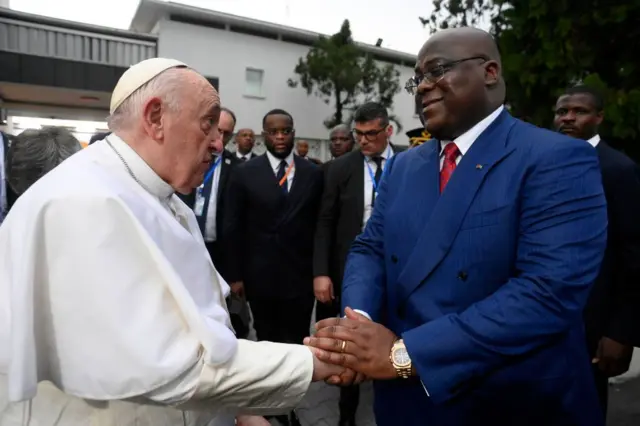 Le pape François salue le président de la République démocratique du Congo, Félix Tshisekedi, lors d'une rencontre avec les autorités, la société civile et le corps diplomatique au Jardin du Palais de la Nation, le 31 janvier 2023 à Kinshasa, République démocratique du Congo.