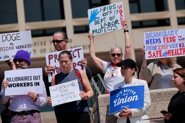 एप्रिलमध्ये वॉशिंग्टनमध्ये कपातीविरोधात कर्मचारी संघटनांनी आंदोलन केले.