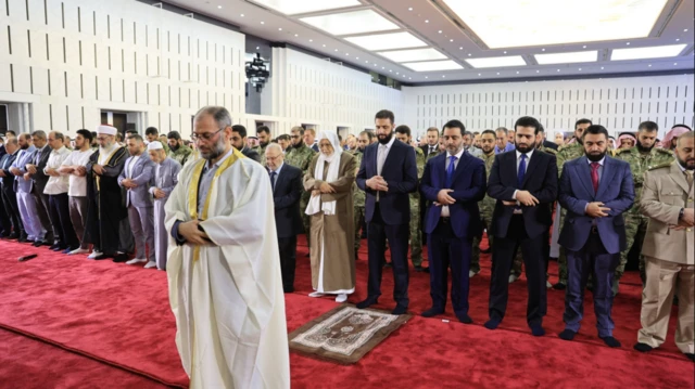 الشرع يؤدي صلاة العيد 