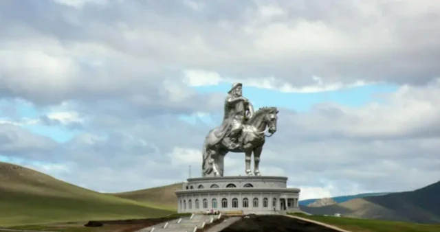 منگولیا میں چنگیز خان کا مجسمہ