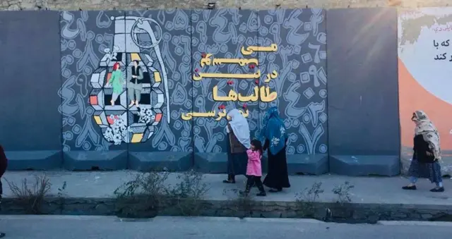  شعر «می‌بوسمت در بین طالب‌ها نمی‌ترسی» پیش از روی کار آمدن طالبان بر روی دیواری در کابل