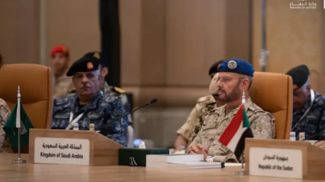 Suudi Arabistan Savunma Bakanlığı'nın ev sahipliğinde, çok uluslu bir deniz savunma koalisyonunun oluşturulmasını görüşmek üzere düzenlenen toplantıda bir araya gelen Suudi ve Sudanlı askeri komutanlar ve yetkililer.