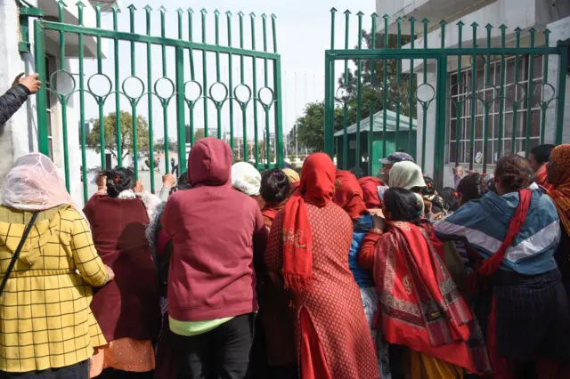 लघुवित्त पीडित संसद् भवन प्रवेश गर्दै