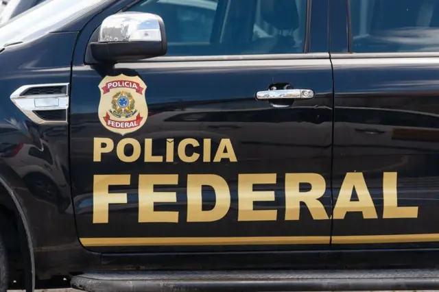 Nome da Polícia Federal em destaque em viatura