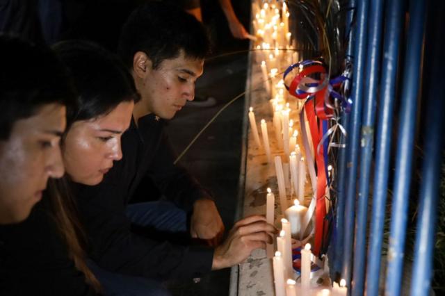 Simpatizantes de Piñera ponen velas a las afueras de la sede del partido Renovación Nacional