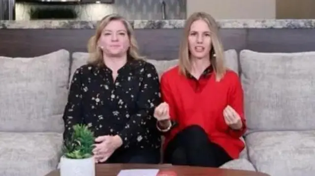 رابی فرنک (راست) در این ویدیو در کنار جودی هیلدبرنت در یک ویدیو در یوتیوب دیده میشود