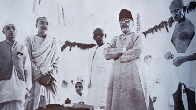 موہن داس کرم چند گاندھی، جواہر لال نہرو، خان عبدالغفار خان، سردار پٹیل اور مولانا ابوالکلام آزاد دہلی میں آل انڈیا کانگریس کمیٹی کے اجلاس میں