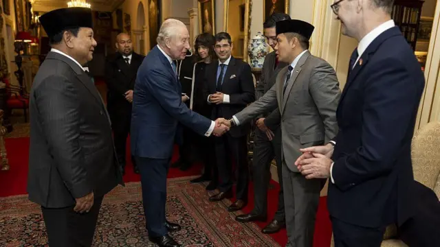 Presiden Prabowo Subianto (kiri) menyaksikan Raja Charles III dari Inggris (kedua dari kiri) menyapa Sekretaris Kabinet Indonesia Teddy Indra Wijaya (kedua dari kanan) usai audiensi di Clarence House di London pada 21 Januari 2026.