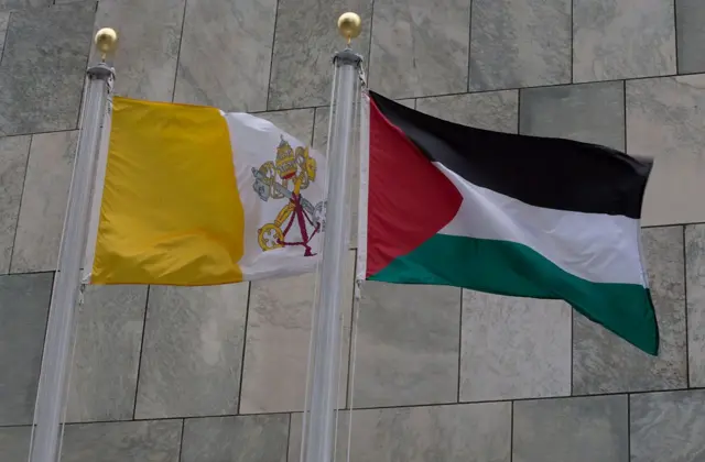 العلم الفلسطيني يرفرف بجانب علم الفاتيكان أمام الأمم المتحدة خلال الدورة السبعين للجمعية العامة للأمم المتحدة في نيويورك