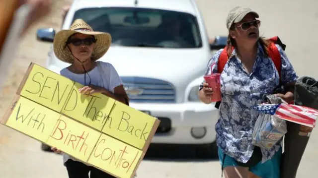 अमेरिकेतली स्थलांतरितांविरोधातली निदर्शनं