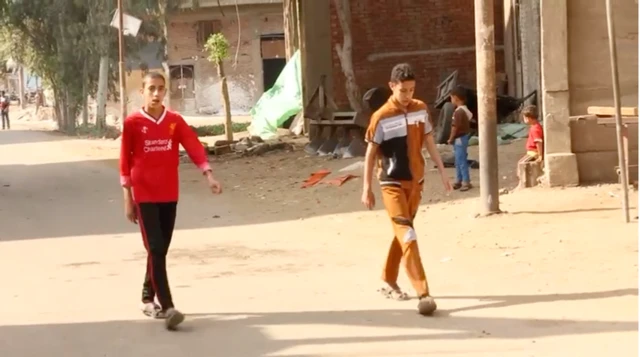 طفل يرتدي قميص محمد صلاح في ليفربول بشوارع قرية 