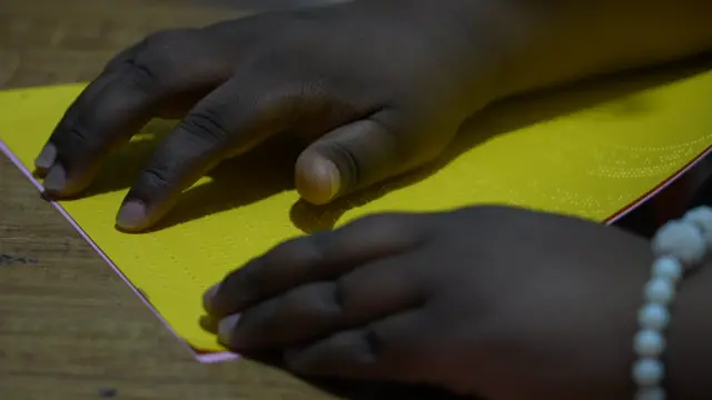 Akoresheje intoke, Francine Niyonkuru asoma amakuru yanditse ku rupapuro akoresheje poinçon