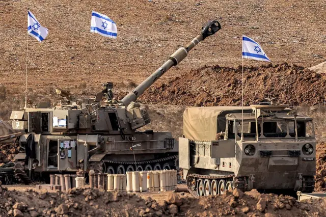 İsrail'in Gazze'ye yönelik saldırılarında M109 obüs 27 Ekim 2023 tarihinde İsrail'in güneyindeki Sderot yakınlarında Gazze Şeridi sınırındaki bir mevzide konuşlandırıldı