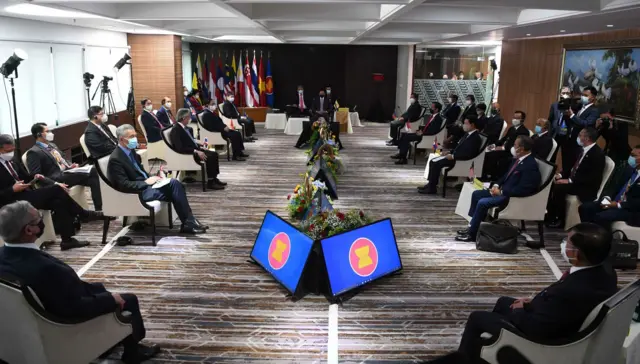 မြန်မာ့အရေး အာဆီယံဘုံသဘောတူညီချက် ၅ ရပ် ထွက်ခဲ့ပြီး စစ်ခေါင်းဆောင် ကိုယ်တိုင် တက်ရောက်ခဲ့တဲ့ ဂျာကာတာမြို့က အာဆီယံခေါင်းဆောင်တွေရဲ့အစည်းအဝေးပွဲကို ၂၀၂၁ ခုနှစ်၊ ဧပြီ ၂၅ ရက်တုန်းက မြင်တွေ့ရတာဖြစ်ပါတယ်။ 