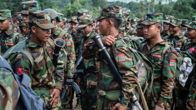 TNLA တပ်ဖွဲ့ဝင်တွေ (ပုံဟောင်း)